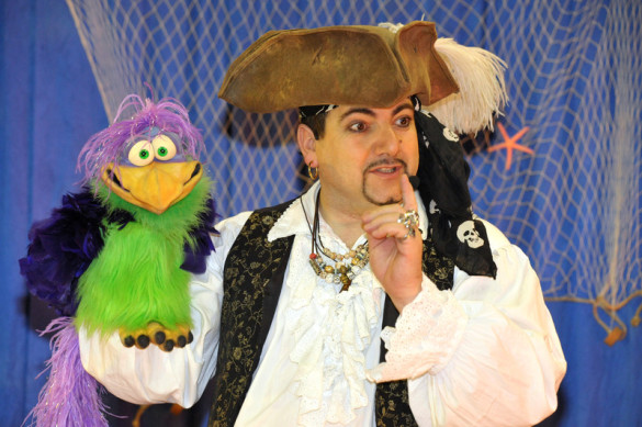 marionnette perroquet de pirate, Fabrizio le magicien pirate à Marseille, spectacle de pirate pour enfants à Marseille et bouches du rhône