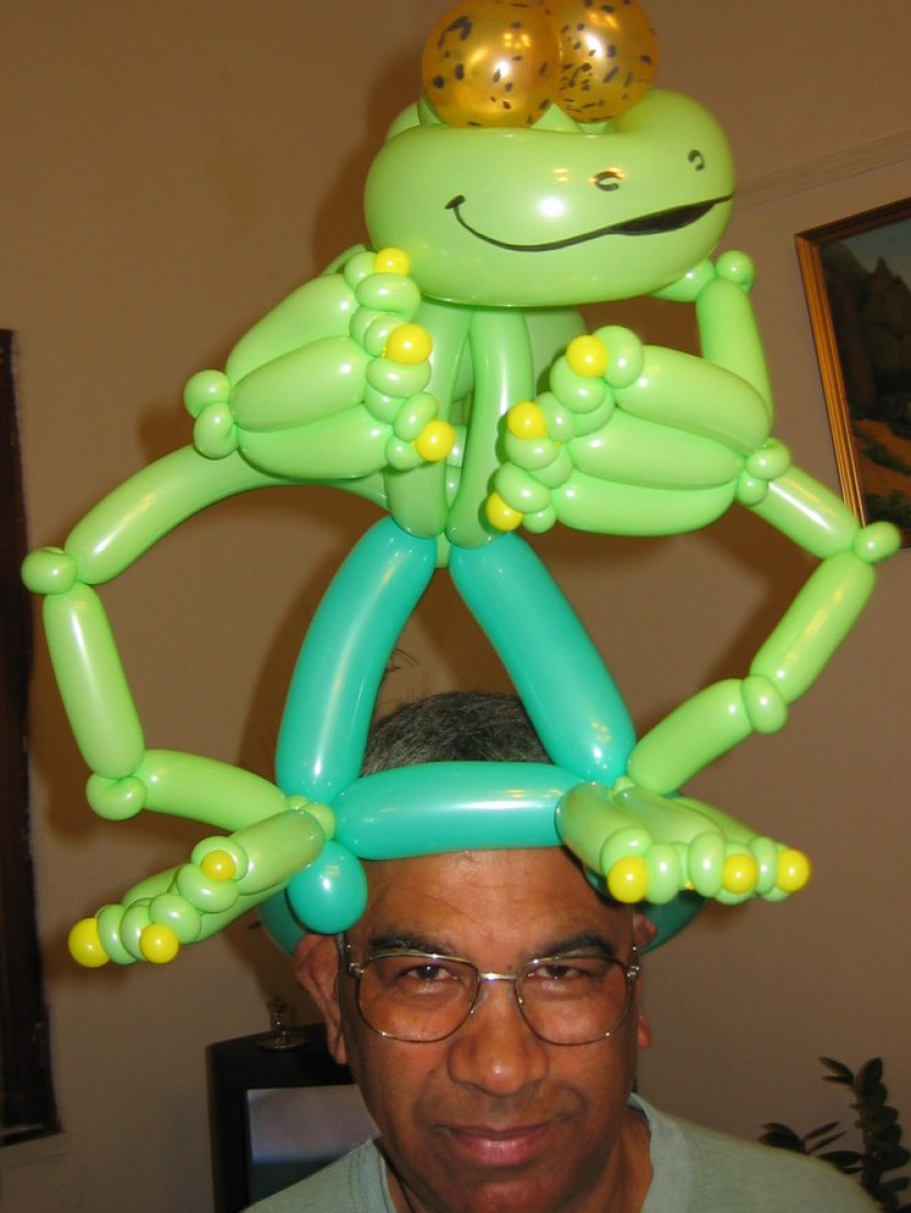 grenouille en ballons sculptés par fabrizio le magicien à marseille, chapeau en ballons grenouille, sculpteur en ballons marseille provence
