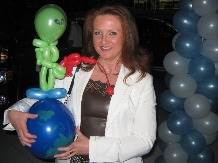 Alien en ballons sculptés, extraterrestre en ballons, animation ballons avec Fabrizio Marseille, alien en ballon réalisé par Fabrizio le magicien sculpteur de ballons en provence