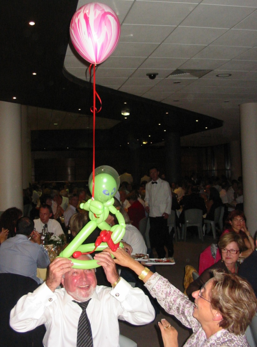 chapeau extra terrestre en ballons, alien en ballons sculptés par Fabrizio le magicien artiste des ballons à Marseille provence