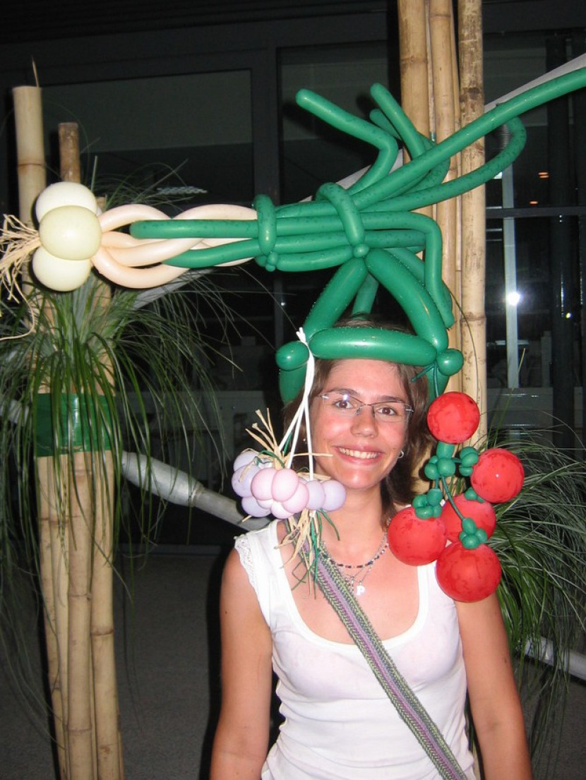 chapeau légumes en ballons sculpté par Fabrizio le magicien fantaisiste à marseille