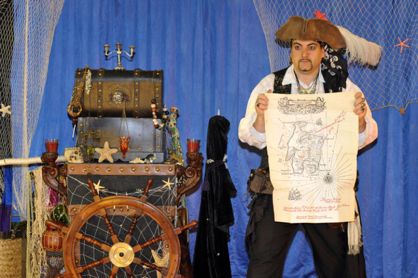 pirate et sa carte au trésor, pirate magicien en spectacle dans l'île au trésor, magie et ballons sculptés avec Fabrizio le magicien en provence, marseille
