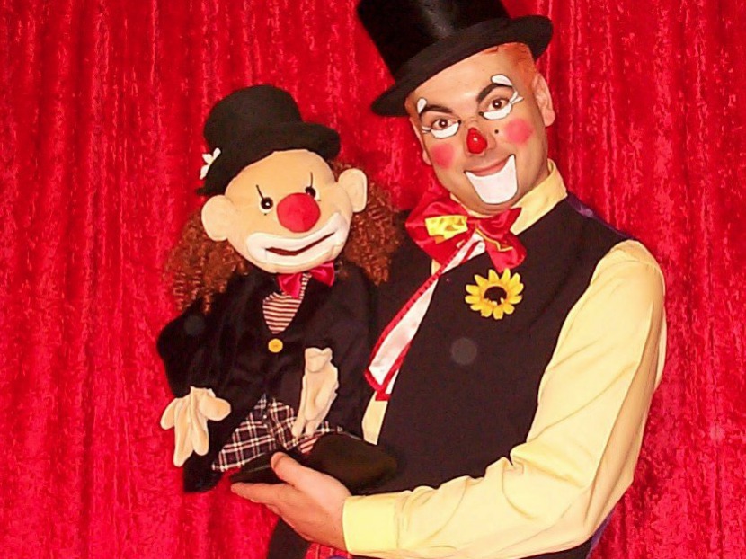 Clown ventriloque à Marseille, Fabrizio le clown magicien sculpteur de ballons international avec sa marionnette clown à Marseille et partout en France, clown ventriloque à Marseille