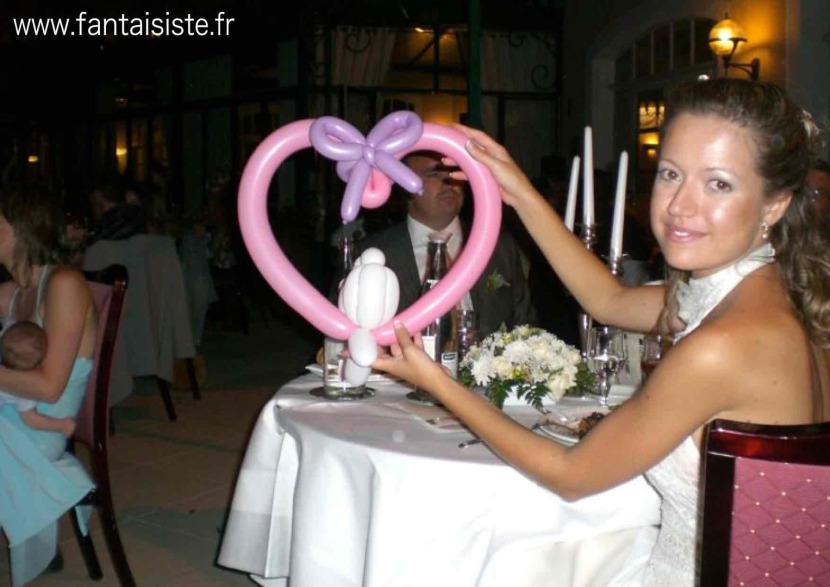 coeur et colombes en ballons en animation mariage par Fabrizio le magicien fantaisiste à Marseille