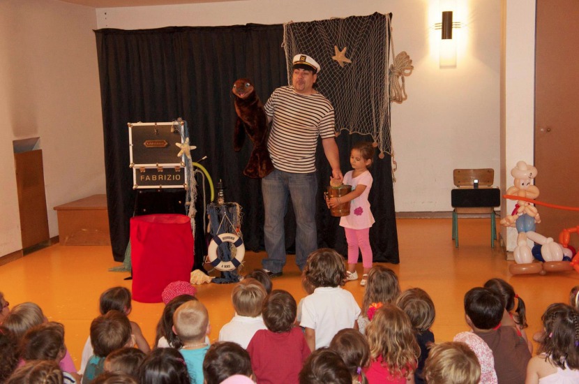 spectacle de magie et ventriloquie sur le thème de la mer avec fabrizio le marin magicien à Marseille, spectacle pour les écoles en Provence