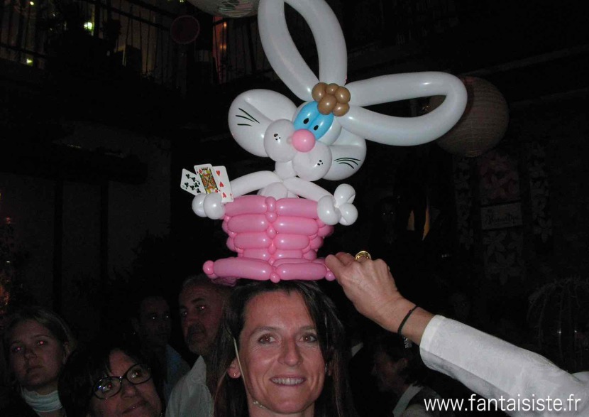 chapeau lapin en ballons sculptés de fabrizio le magicien fantaisiste à Marseille, sculpteur de ballons en Provence, les ballons de Fabrizio en Provence