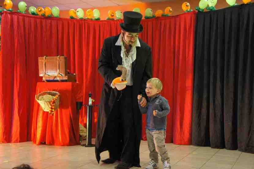 spectacle Halloween avec Fabrizio le magicien fantaisiste de Marseille et région PACA artiste fantaisiste et magicien pour enfants Marseille
