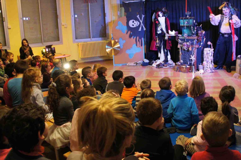 spectacle pour les écoles à Marseille avec Fabrizio le magicien pirate de Marseille France