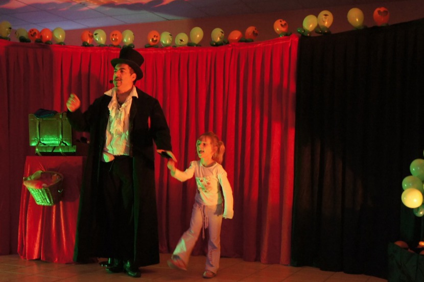 spectacle Halloween à Marseille avec Fabrizio le magicien fantaisiste des enfants à Marseille et région PACA