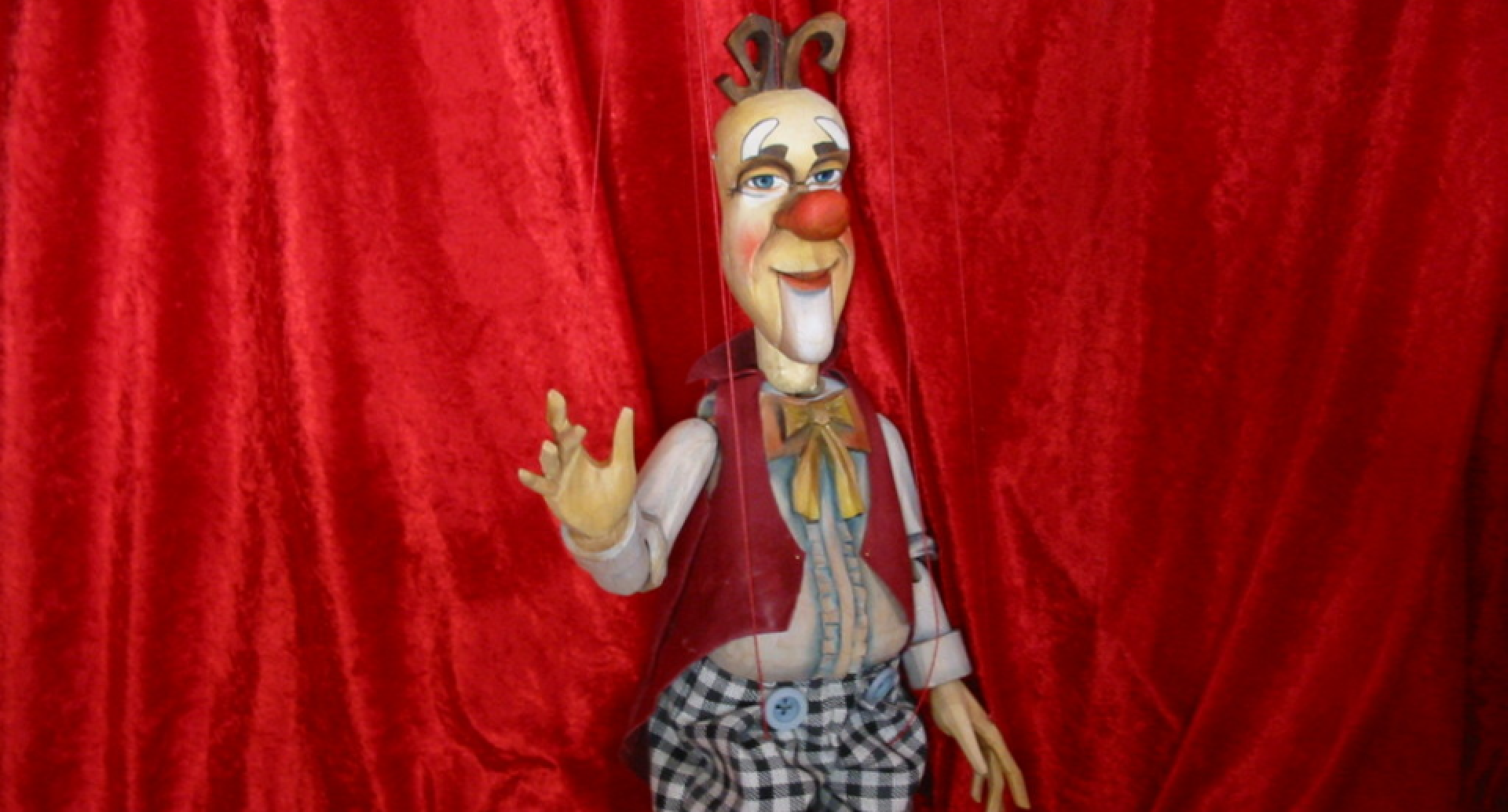 marionnette à fils clown en bois, marionnette à fils de Fabrizio le clown marseille, spectacle de marionnettes dans les bouches du rhône Marseille, spectacles pour enfants en région Provence Alpes Côte d'Azur