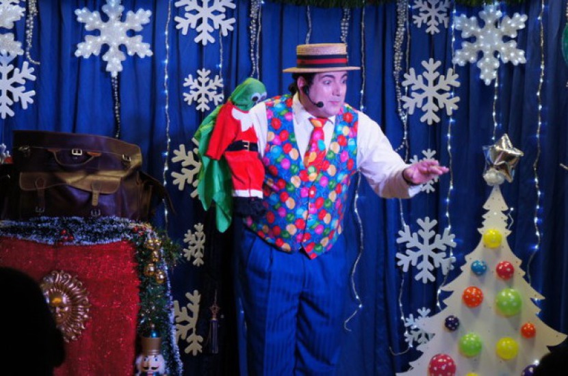 spectacle de ventriloquie pour Noël avec Fabrizio, ventriloque de Noël, Fabrizio le magicien de Noël à Marseille et Provence