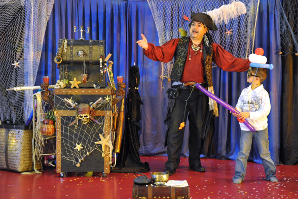 spectacle de pirate à marseille avec fabrizio le pirate, fabrizio le pirate magicien à marseille