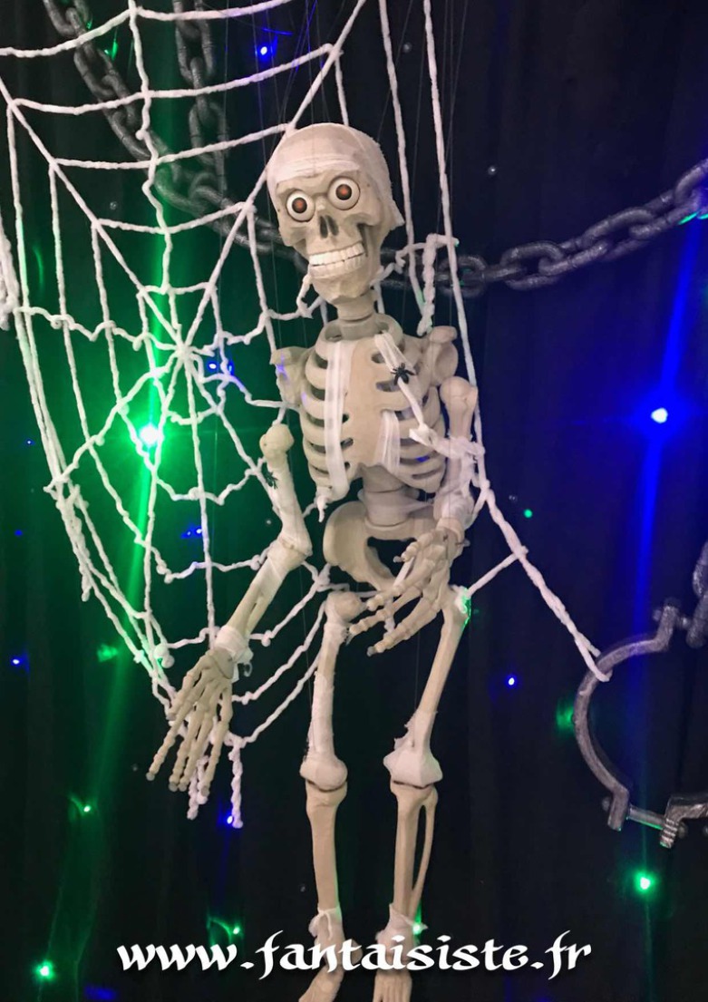 marionnette squelette d'Halloween à Marseille avec Fabrizio le magicien fantaisiste artiste du spectacle pour enfants en région PACA et Marseille