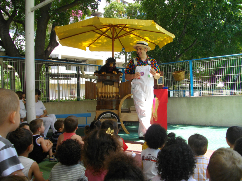 spectacle à l'orgue de barbarie pour les écoles et crèches de Marseille et sa région avec Fabrizio le magicien en Provence