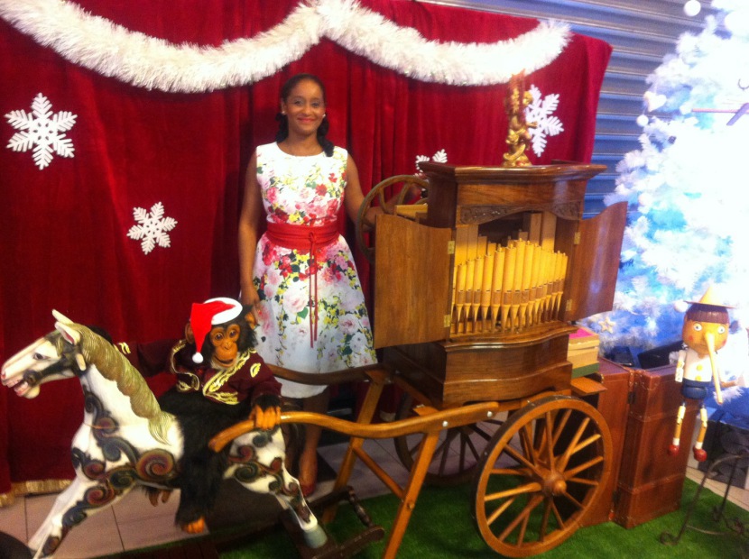 Miss Vanille et son orgue de Brabarie en animation arbre de Noël à Marseille France