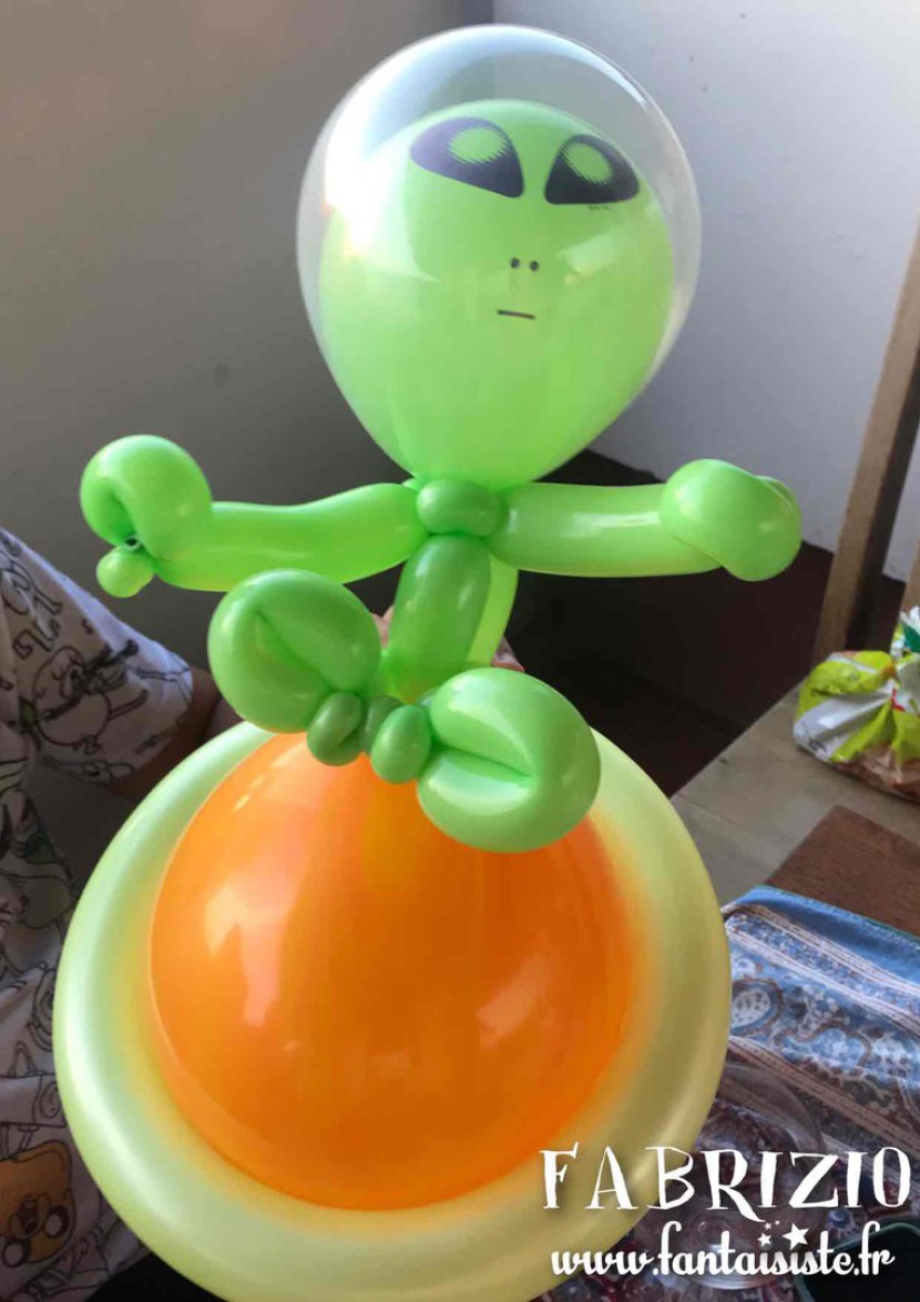 extraterrestre en ballons de Fabrizio, sculpteur de ballons à Marseille et région Provence