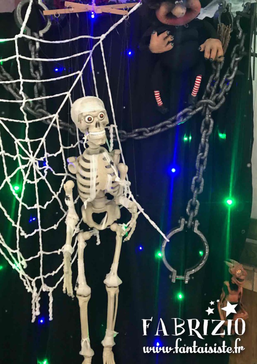 Squelette marionnette halloween de Fabrizio le magicien fanaisiste à Marseille