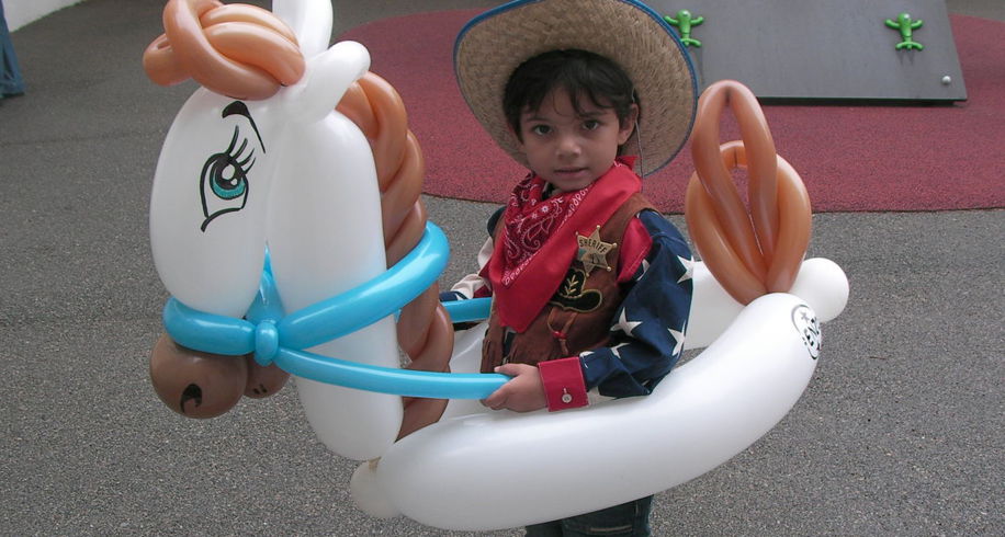 cheval en ballons sculptés de Fabrizio le magicien comique à Marseille, Fabrizio Bolzoni le magicien des enfants en Provence-Alpes-Côte d'Azur