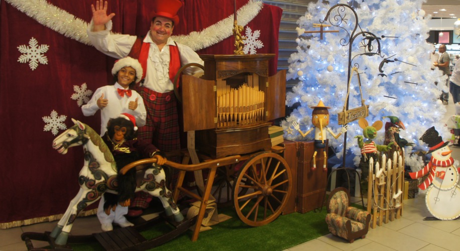 animation avec orgue de barbarie de Fabrizio le magicien des enfants à Marseille 13