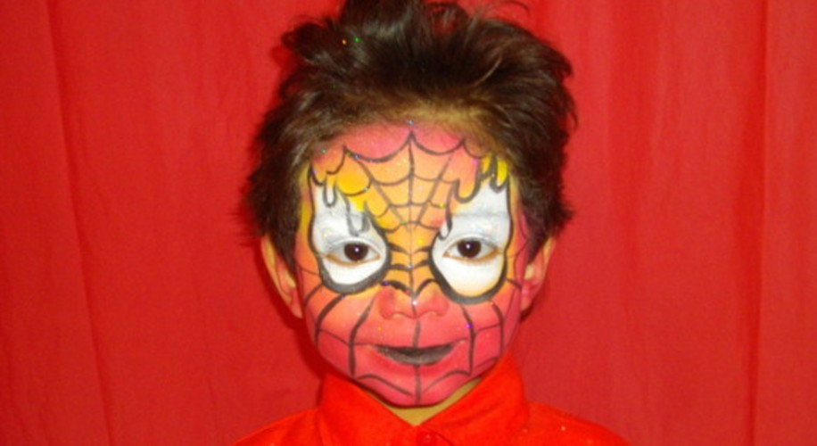 maquillage spiderman pour un anniversaire enfants à Marseille avec Fabrizio le magicien fantaisiste de marseille